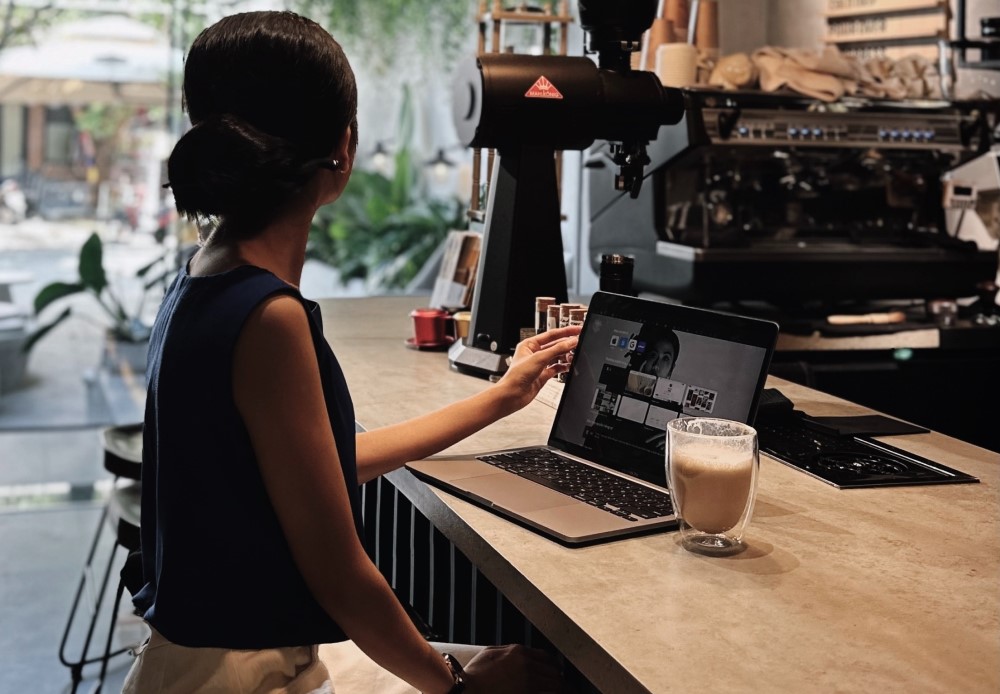 a women works flexibly in a café